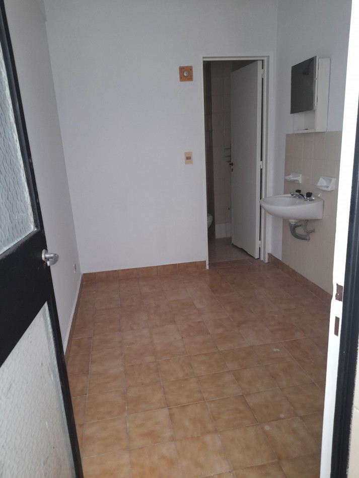 COMODO SEMIPISO C/ BALCON Y COCHERA FIJA, EN TORRE DE CATEGORIA. ALQUILADO!