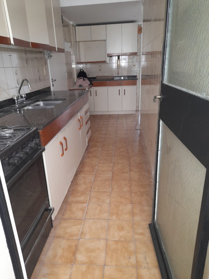COMODO SEMIPISO C/ BALCON Y COCHERA FIJA, EN TORRE DE CATEGORIA. ALQUILADO!