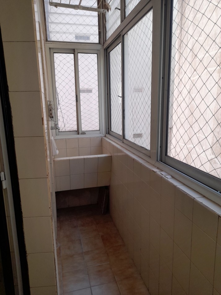 COMODO SEMIPISO C/ BALCON Y COCHERA FIJA, EN TORRE DE CATEGORIA. ALQUILADO!