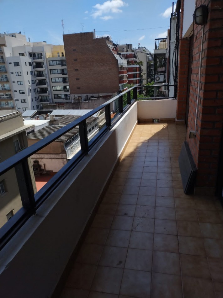 COMODO SEMIPISO C/ BALCON Y COCHERA FIJA, EN TORRE DE CATEGORIA. ALQUILADO!