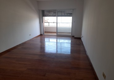COMODO SEMIPISO C/ BALCON Y COCHERA FIJA, EN TORRE DE CATEGORIA. ALQUILADO!